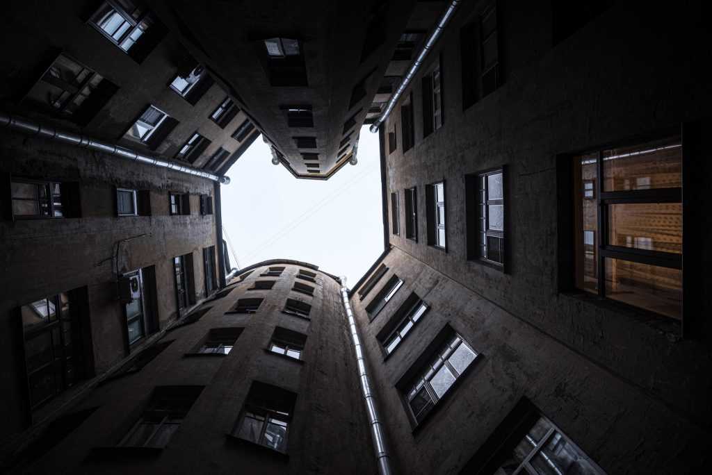 A view of an apartment building from the courtyard.