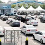 A parking lot in Seoul is packed with cars at an event to give instructions for college admission organized by a crammer on Sunday.