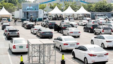 A parking lot in Seoul is packed with cars at an event to give instructions for college admission organized by a crammer on Sunday.
