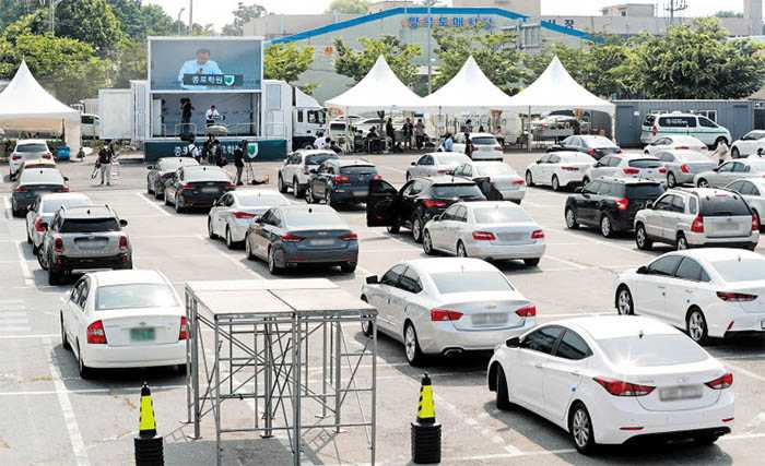 A parking lot in Seoul is packed with cars at an event to give instructions for college admission organized by a crammer on Sunday.