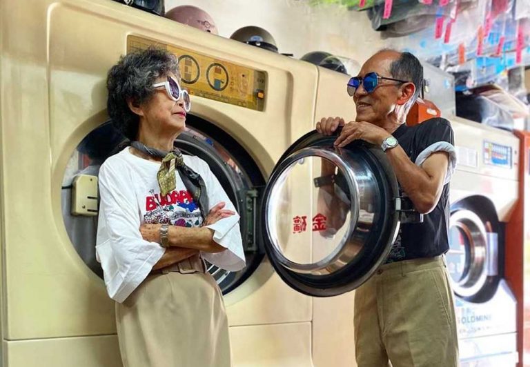 The couple who posed with forgotten clothes in the laundry they operated in Taiwan became phenomenon