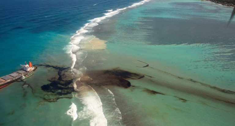 The oil spill in Mauritius beaches turned the into the black