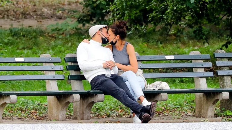 Katie Holmes is making out now a cook