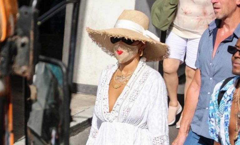 Rita Ora’s kiss mask