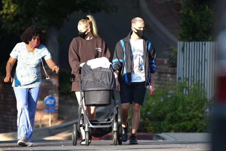 Sophie Turner and Joe Jonas take a walk with their daughter
