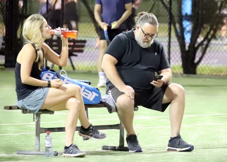 Russell Crowe on the spot with his belly