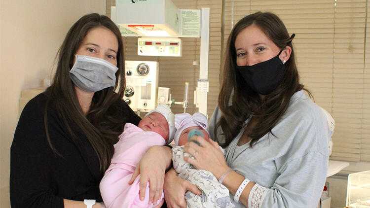 Twin sisters gave birth on the same day