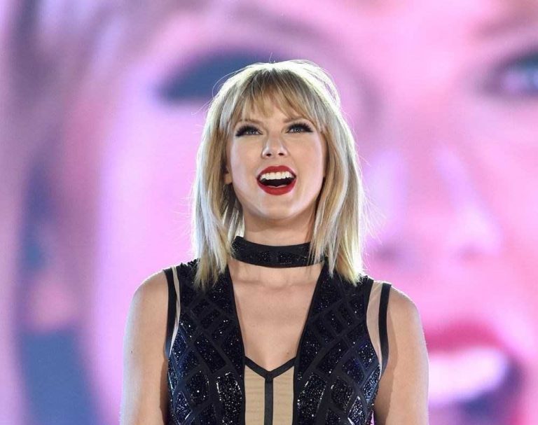 Did Taylor Swift call for help on the live broadcast she attended?