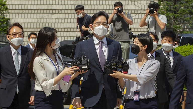 Samsung’s chairman Lee sentenced to 2.5 years in prison for bribing
