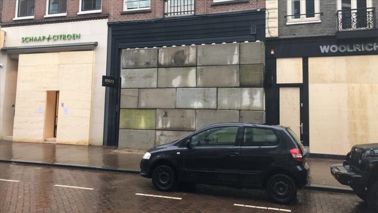 Stores in Amsterdam take precautions against looting with wooden plates and concrete blocks