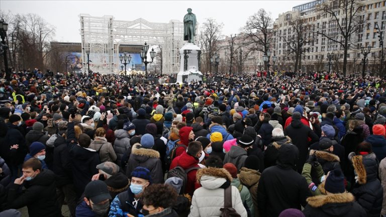 Tens of thousands of people in Russia protest against the arrest of dissident Navalny