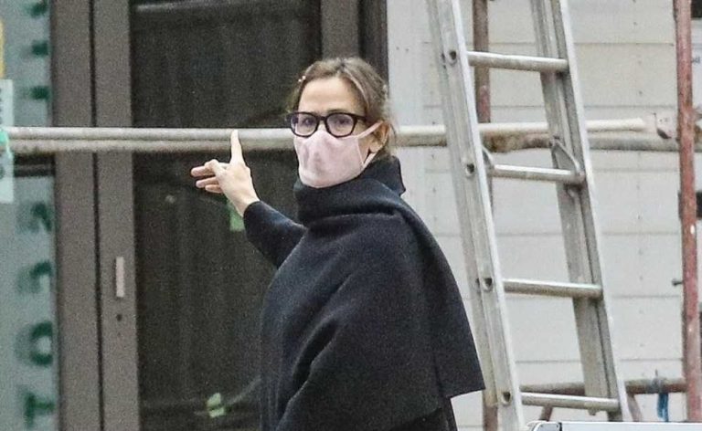 Jennifer Garner inspects home construction