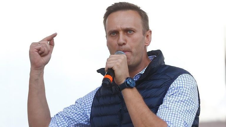 Alexei Navalny detained at airport on return to Russia